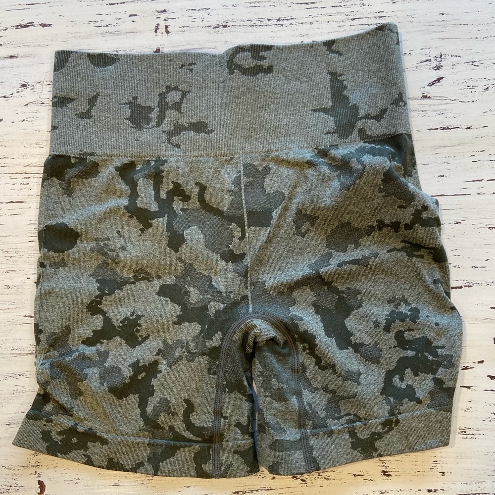 mini activewear camo shorts (comparable to gymshark)